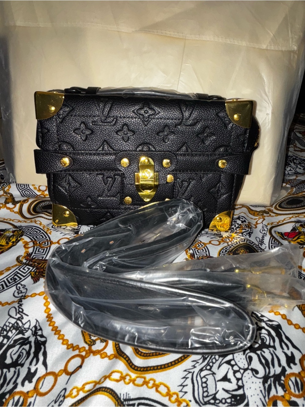 Brand New ! FASHION Black Embossed  Crossbody Bag with Gold Hardware - Picture 2 of 7